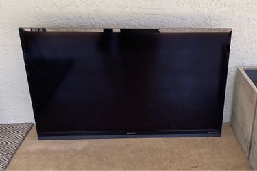 60” Sharp Aquos Liquid Crystal TV LC-60LE632U Plus Wall Mount and Original Remote