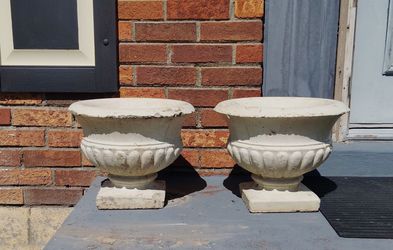 2 concrete planters