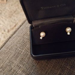 TIFFANY PEARLS SIGNATURE EARRINGS IN 18K WHITE GOLD