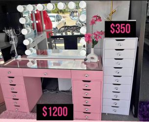 Tenemos El Regalo Perfecto Para Esta Navidad 🎄 Vanity’s Completamente Nuevos Empezando Desde $200 