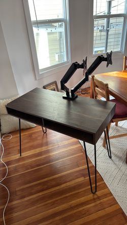 Desk with dual monitor arms