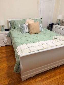 4 piece bedroom set- queen sleigh bed, dresser, mirror and night stand