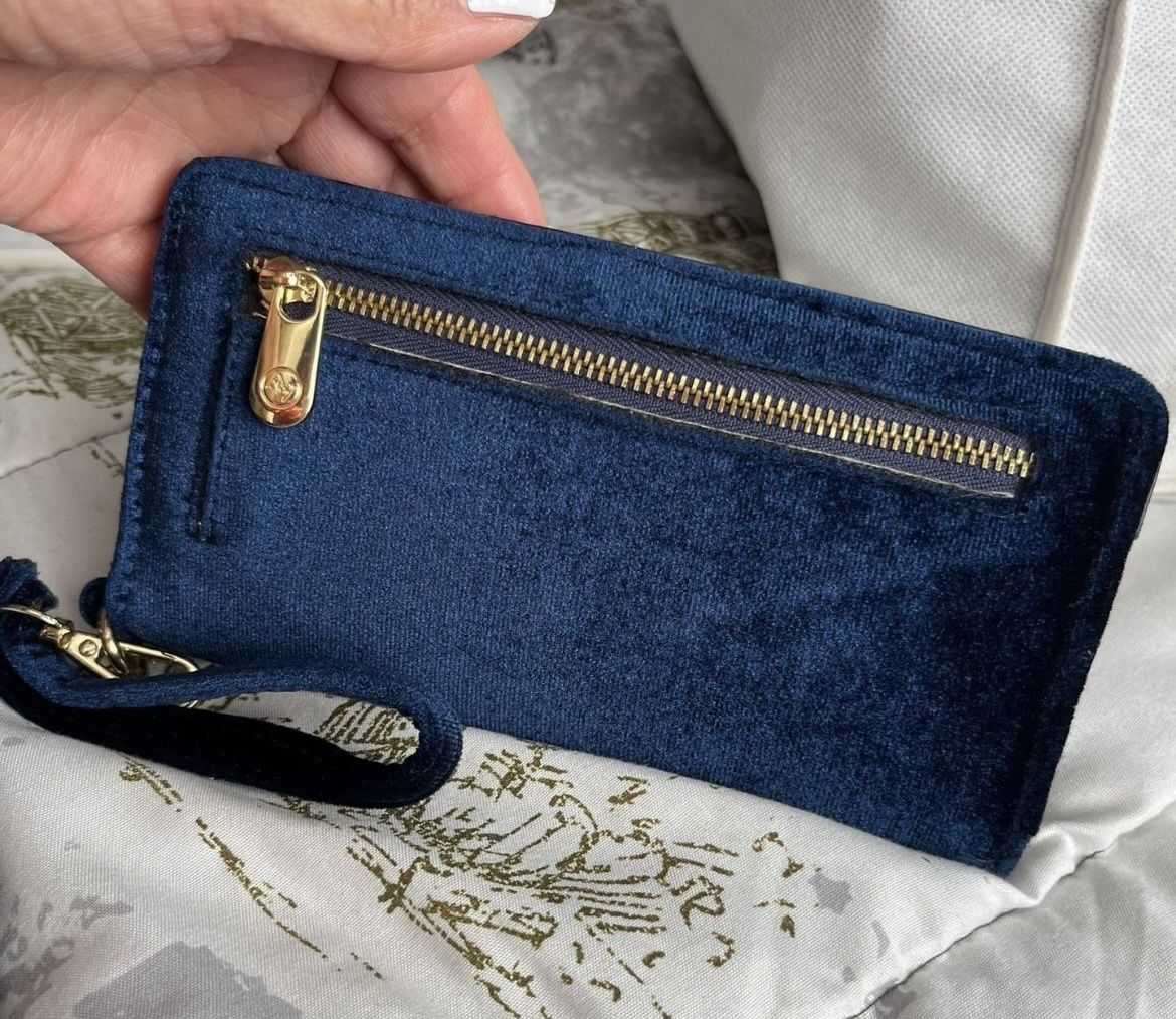 🍀GIFTS 🎁 NEW I Phone 7 Charger Wallet SALE $20 FIRM 🎈