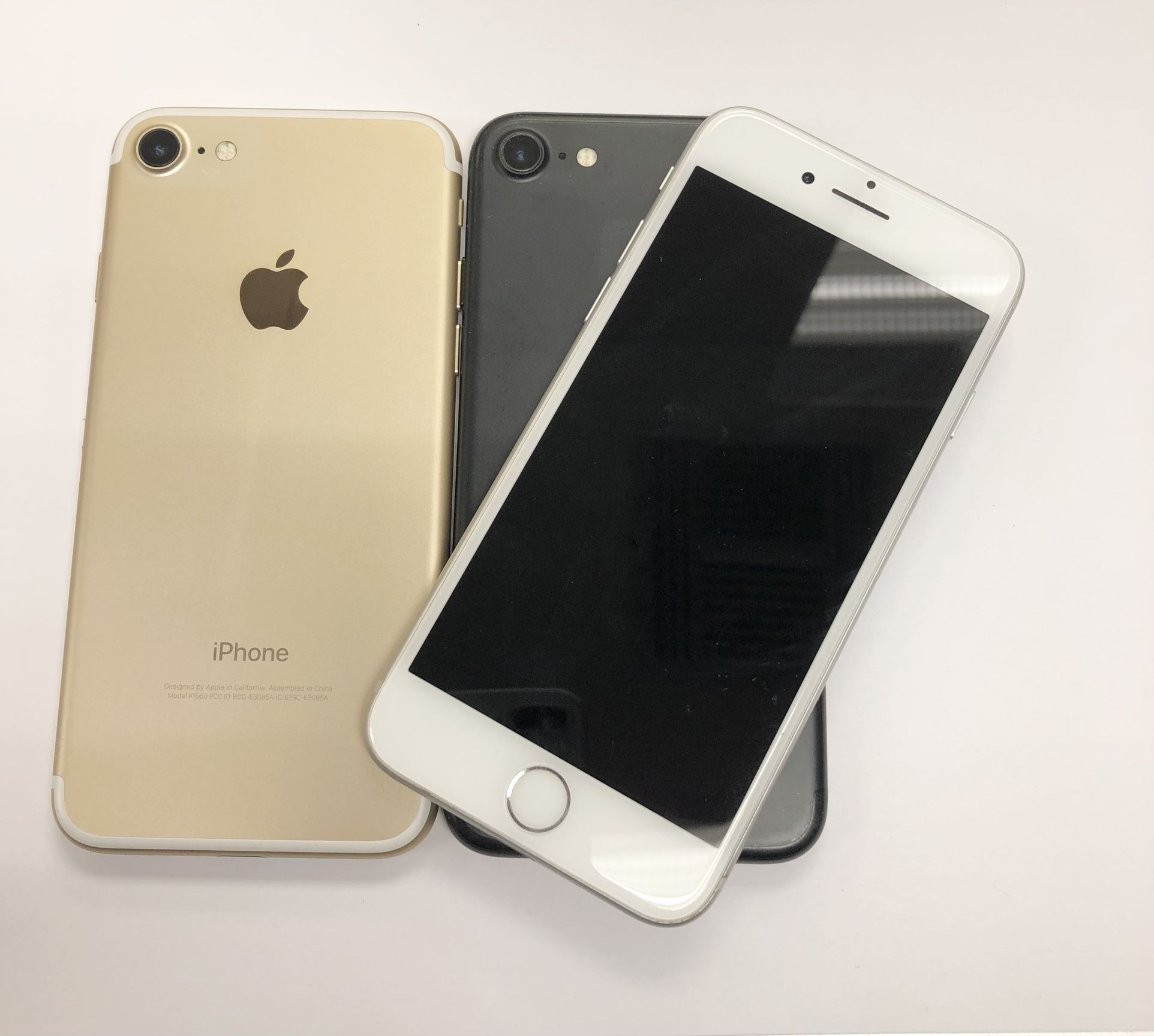 Apple iPhone 32gb unlocked sold with store warranty and