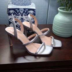 Sandalias Plateadas #7 $20