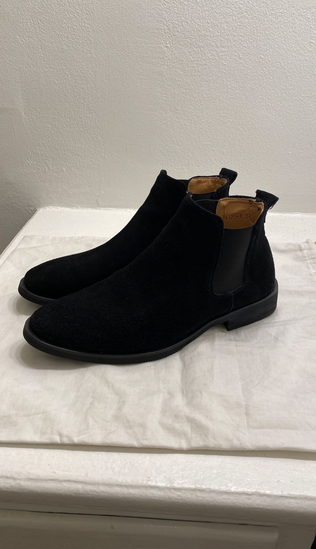 Men’s ankle chelsea boot in black suede. Size 39 (US size 6.5-7)