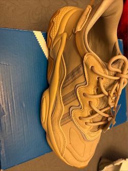 brand new man 8.5 Adidas ozweego