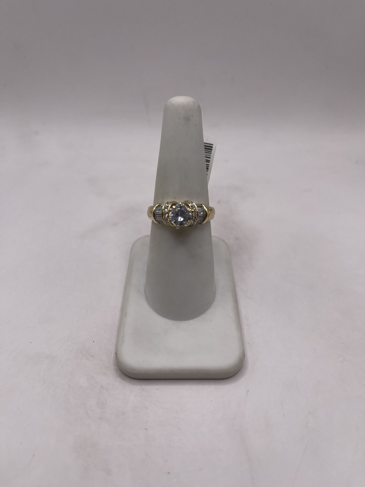 10kt Gold Engagement Style Ring w/ Elegant Design