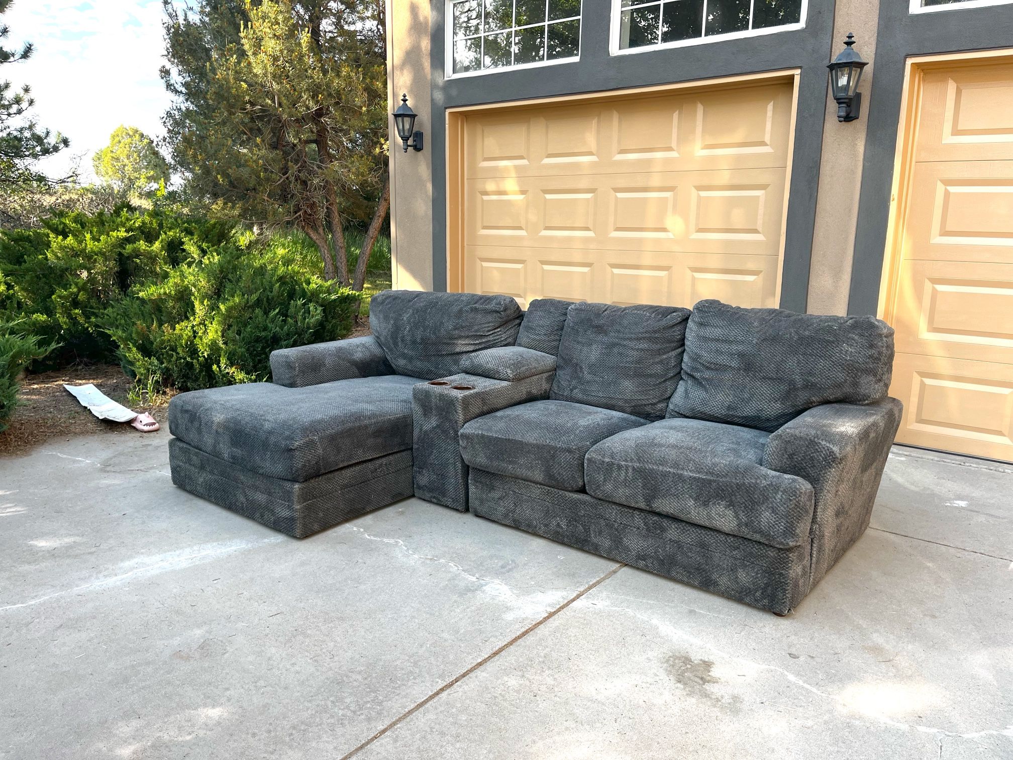 FREE DELIVERY🚚-American Furniture Warehouse Grey Sectional Sofa With Storage And Cup Holders!