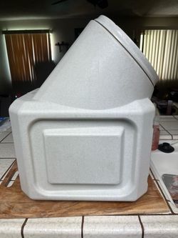 Dog food container