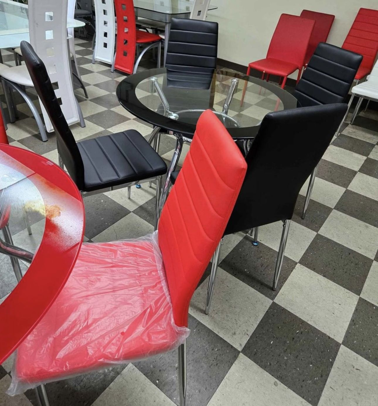MANY COLORS - Round Dining Room