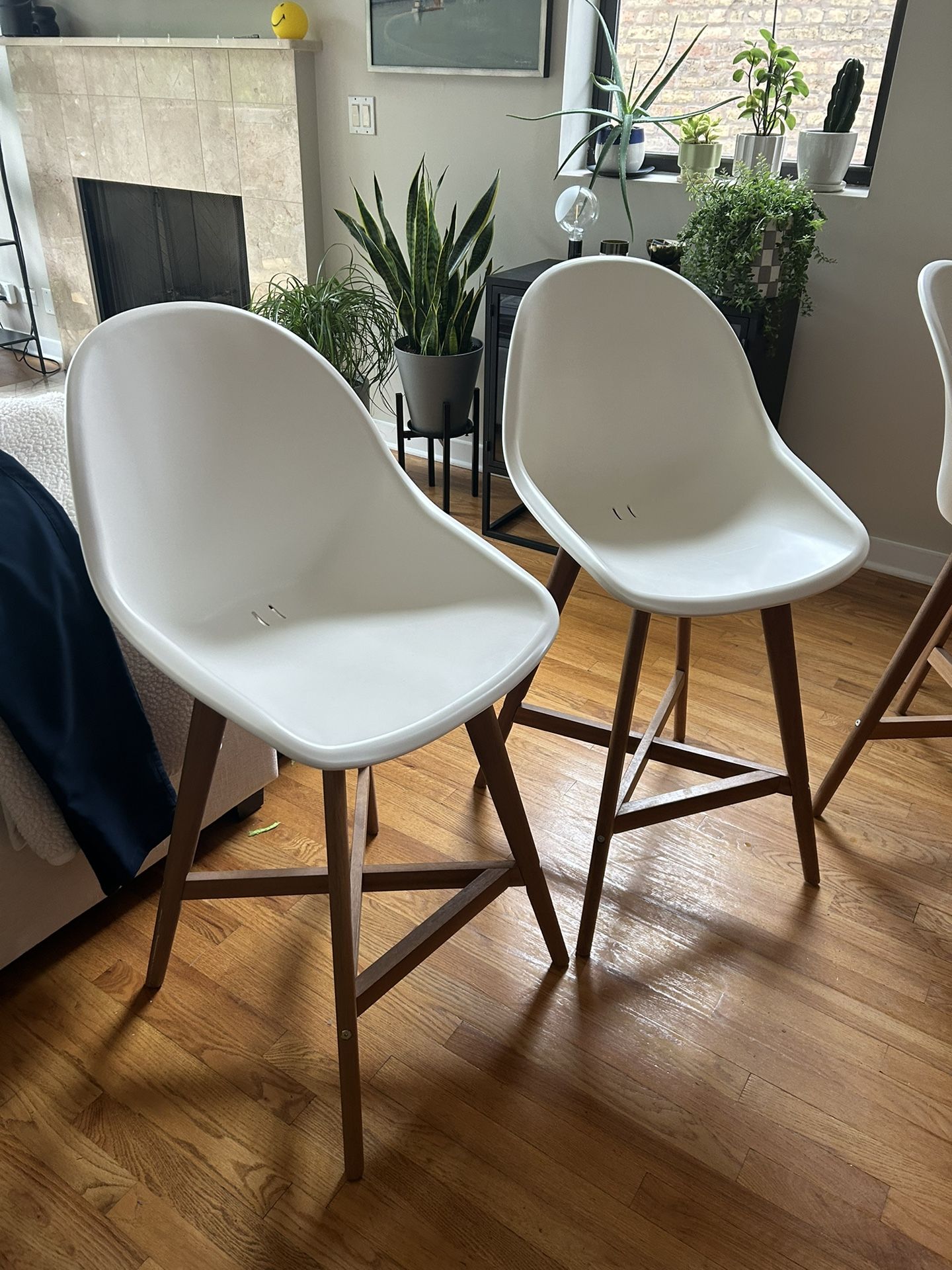 50% off 4 IKEA FANBYN BARSTOOLS (White, counter height with backs