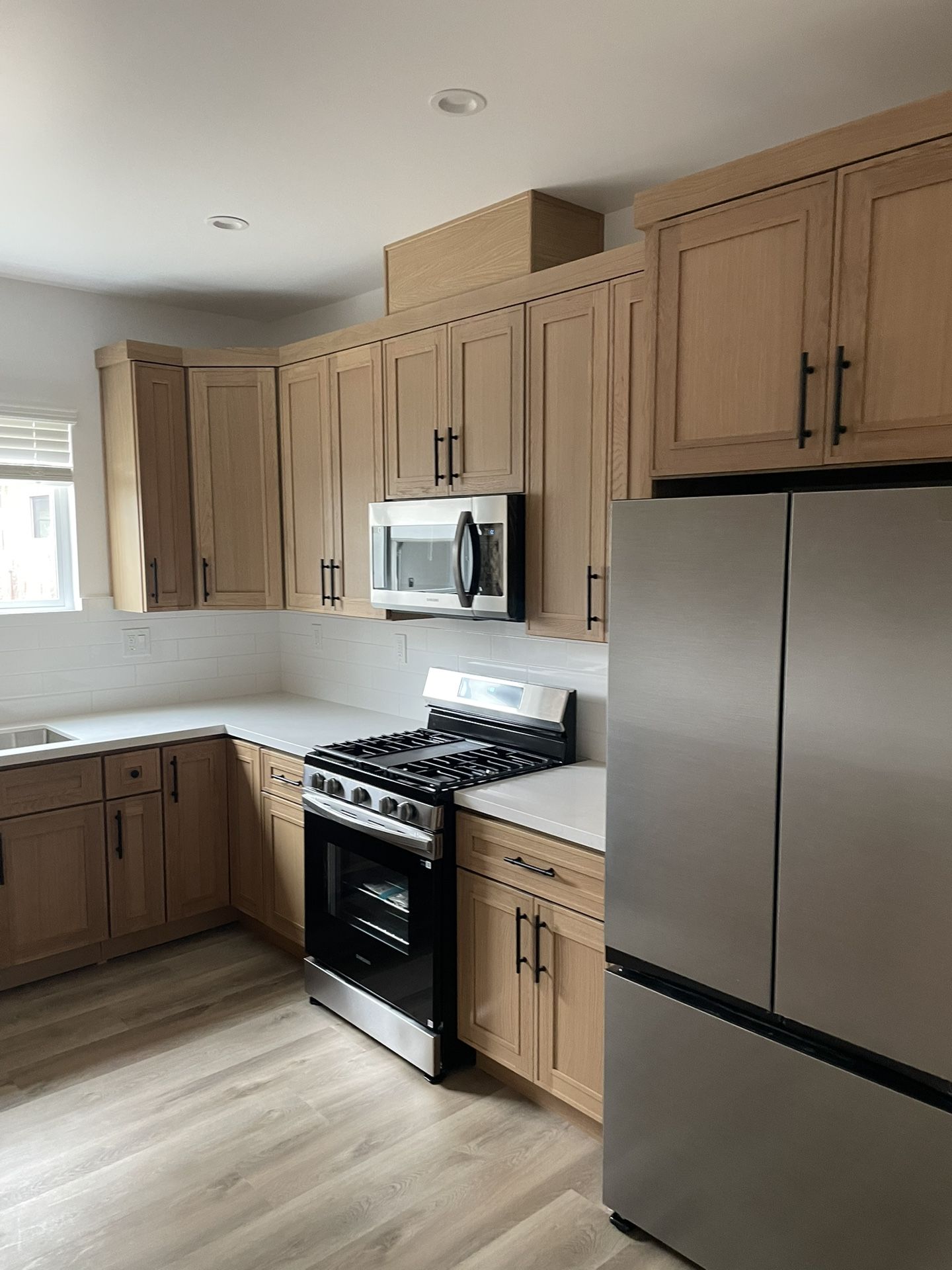Brand New White Oak Shaker Kitchen Cabinets With Quartz Countertops (10 X 10 Kitchen)