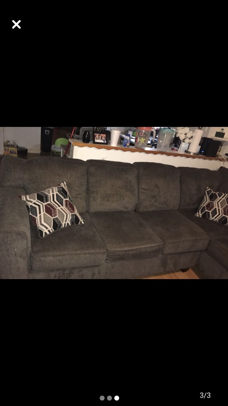 Sectional couch *sectional couch brand new had for one month*