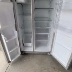 Refrigerator With Ice Maker And Water Dispenser 