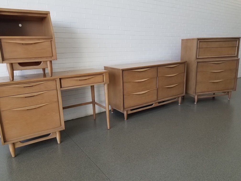Mid century Huntley oak bedroom dresser desk set