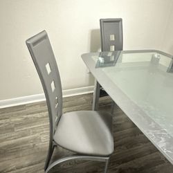 Dining Room Glass Table Comes With 4 Chairs 