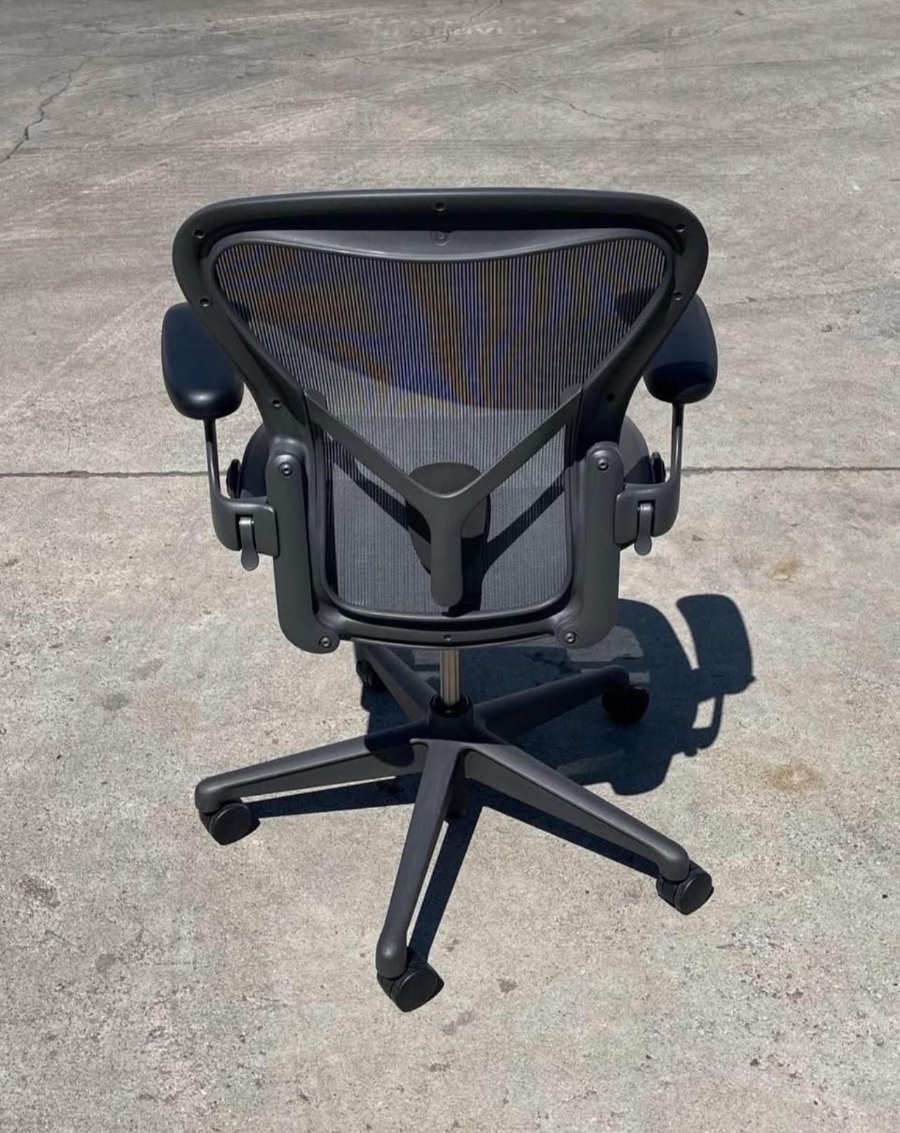 HERMAN MILLER REMASTERED AERON SIZE B DELIVERY AVAILABLE FOR A FEE ππ