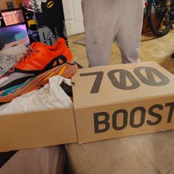 Adidas YEEZY BOOST 700