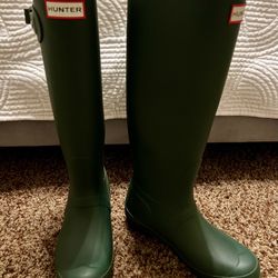 Hunter Rain boots-green Size 6. 