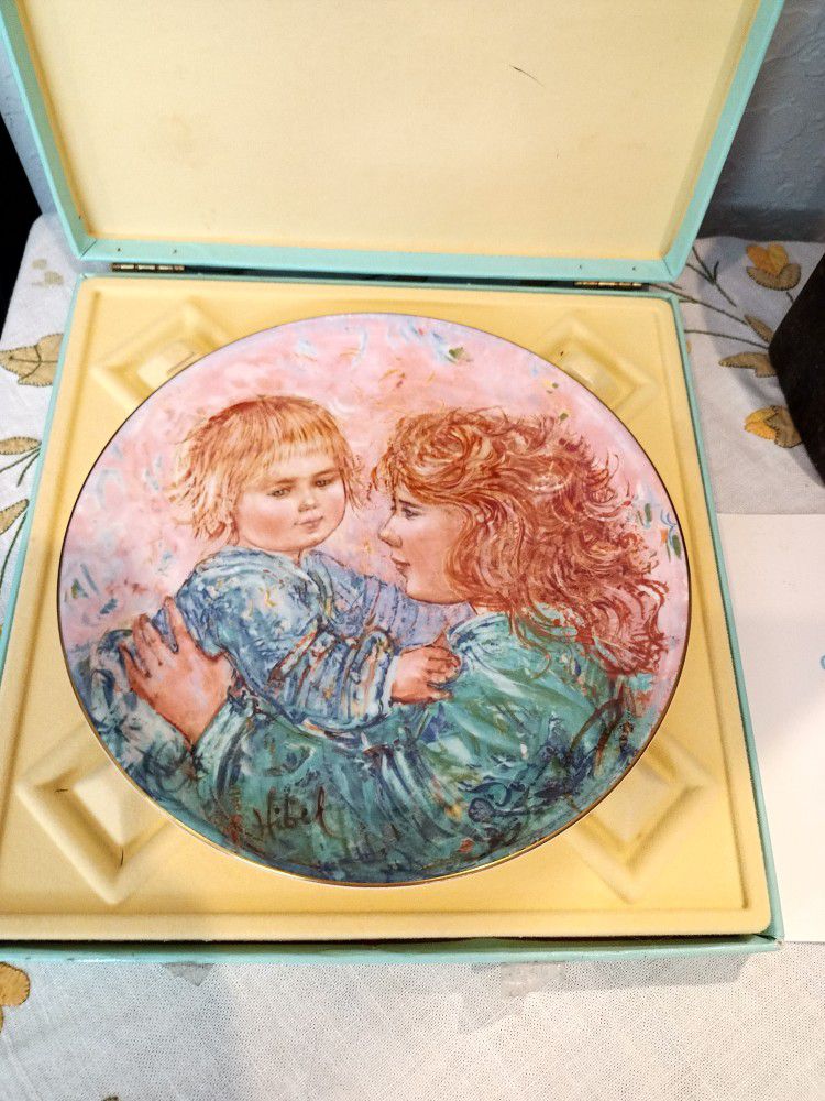 Edna Hibel 1981  "Kathleen And Child" Collectors Plate *Limited Edition*By Royal Doulton 