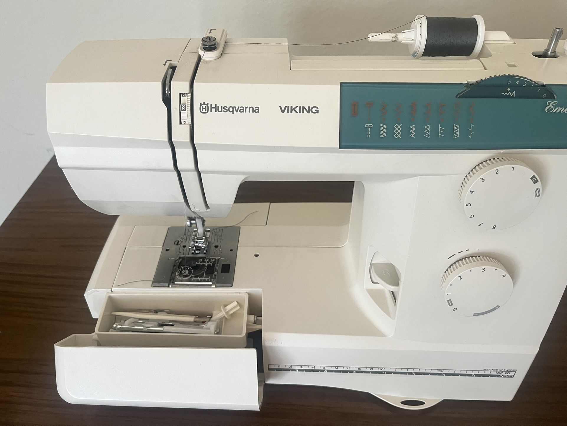 HUSQVARNA VIKING EMERALD 116 Sewing Machine