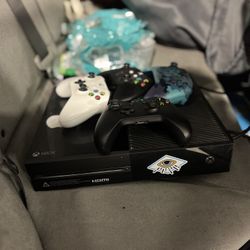 Xbox One With 4 Controllers 