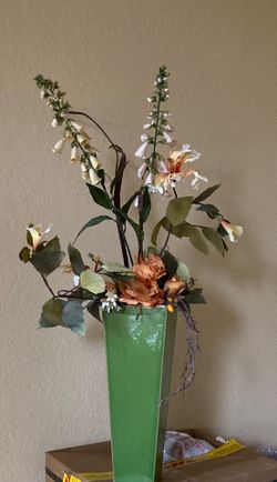 Decorative table vase