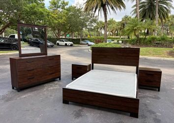 Beautiful Bedroom Set Queen Size Dark Brown Color In Excellent Condition by Coaster Furniture
