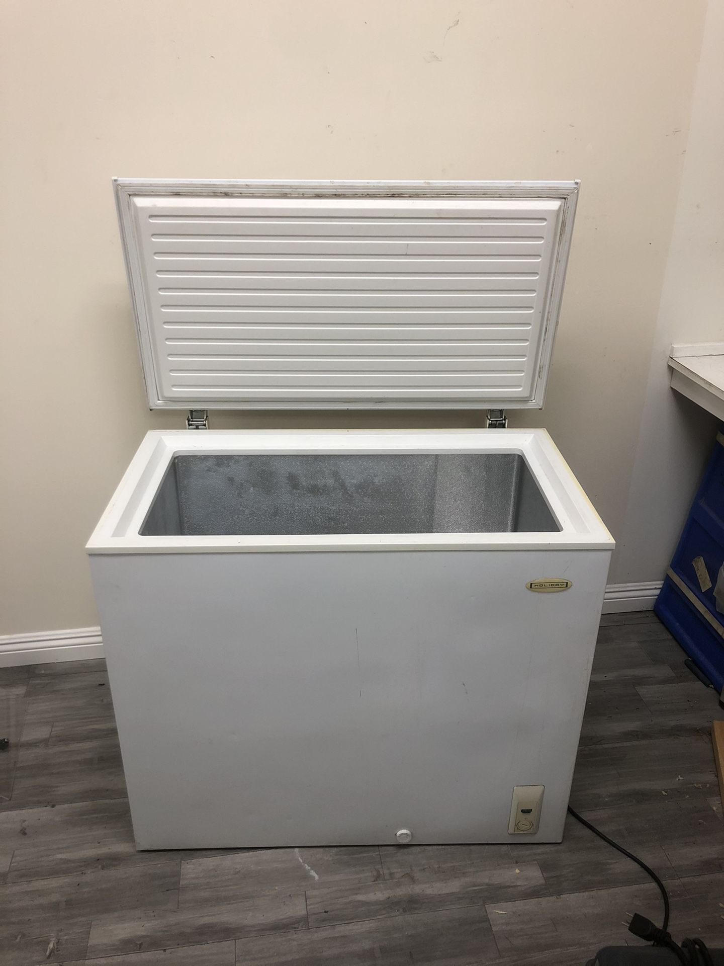 Holiday 7 Cu. Ft. Chest deep freezer - White