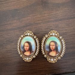 Vintage Mona Lisa earrings shipping available