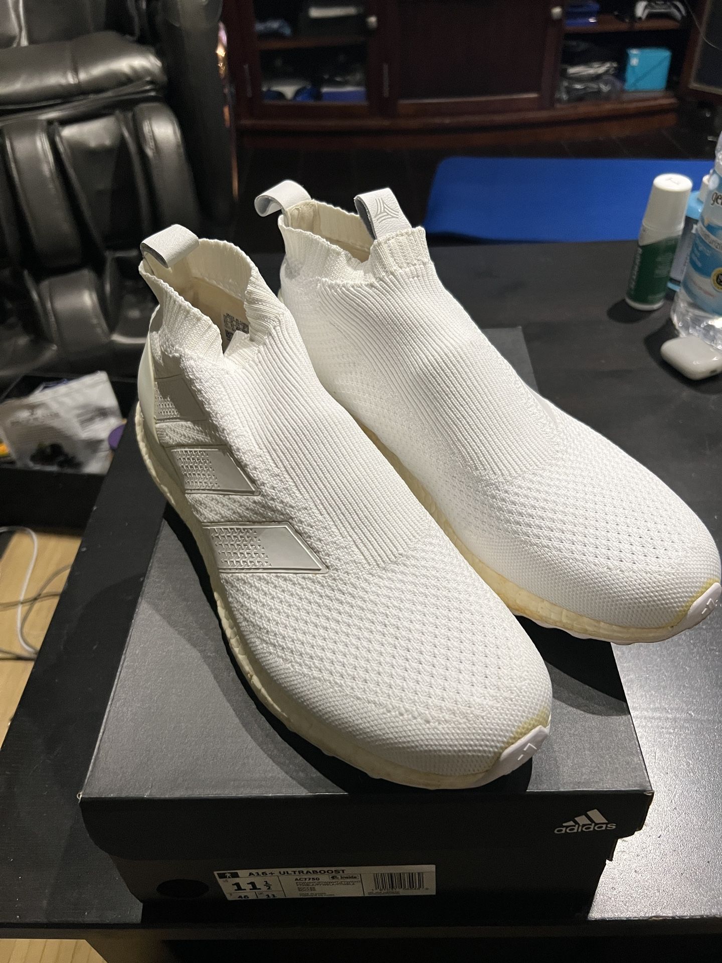 Adidas Ultra Boost Laceless Mid (triple white)