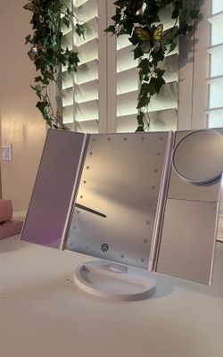 Trifold vanity Mirror In Great Condition! 