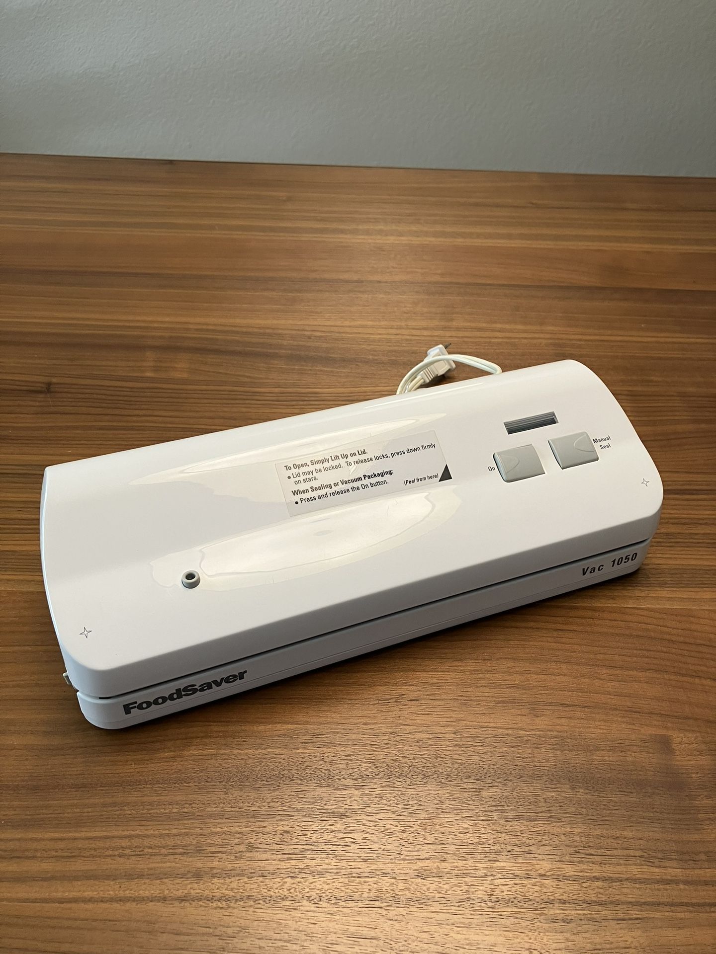 FoodSaver Vac 1050 Seal-A-Meal Vacuum Food Storage Sealer White, Works w/ Issue