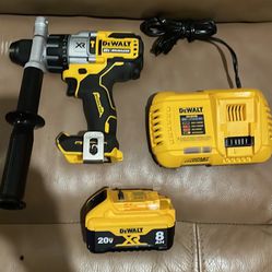 DeWalt XR Power Detect Hammer Drill And 8AH Batterie And Fast Charger 