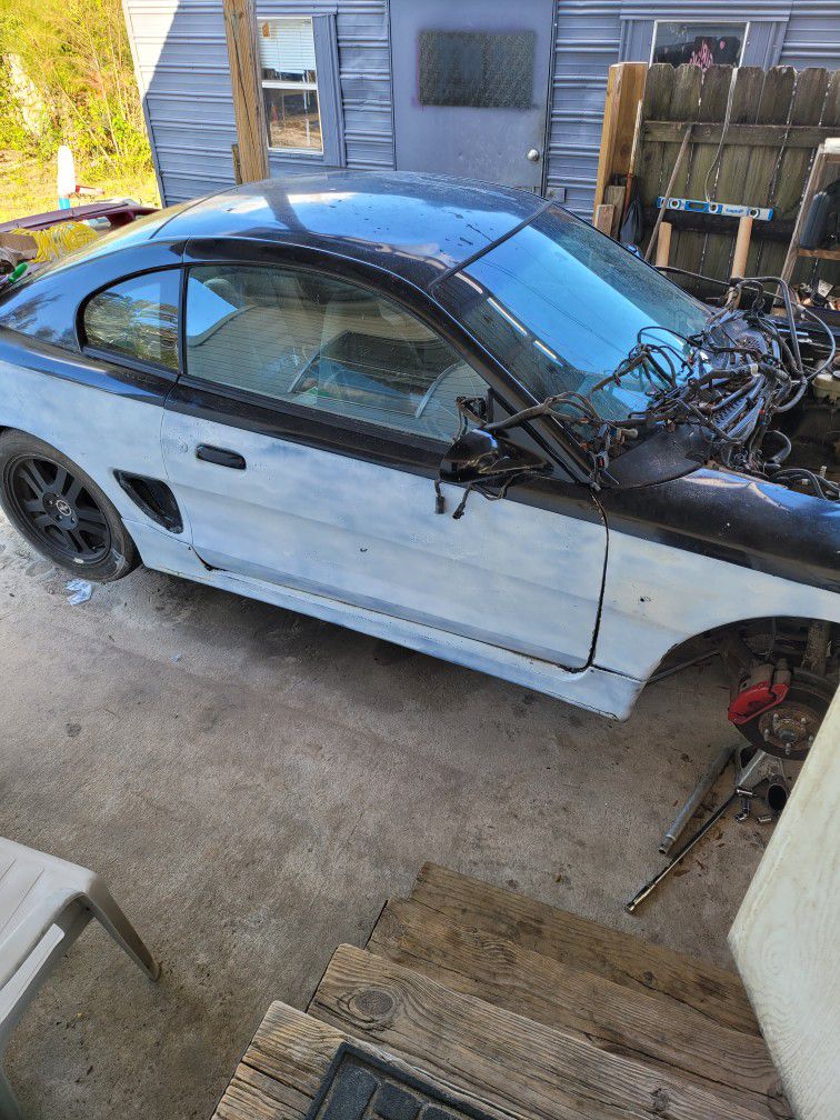 1998 Mustang Body No Motor Clear Title And 4 Speed Transmission 