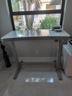 Motorized Computer Desk With Wireless Charger