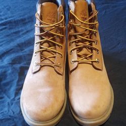 Timberland 6-Inch Premium Waterproof Boots – Youth Size 6.5
Color: Wheat Nubuck