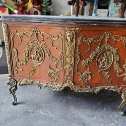 Beautiful Victorian Antique dresser.