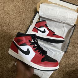 Jordan 1 Mid Chicago