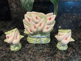Vintage Tulip Napkin Holder and Salt and Pepper Shakers