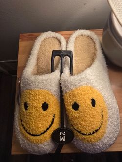 Women's Smiley Face Slippers Size Medium (7-8) New