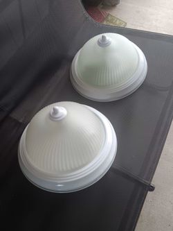 2 Light fixtures $35