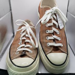 Size: M6.5--W8.5  be the Converse Chuck 70 Low in the Toadstool Tan colorway