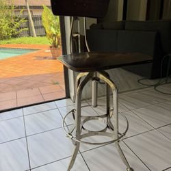 Set of 4 Industrial Bar Stools – Wood & Metal