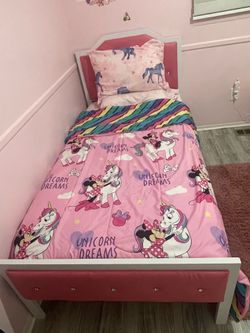 Twin bed with books shelf