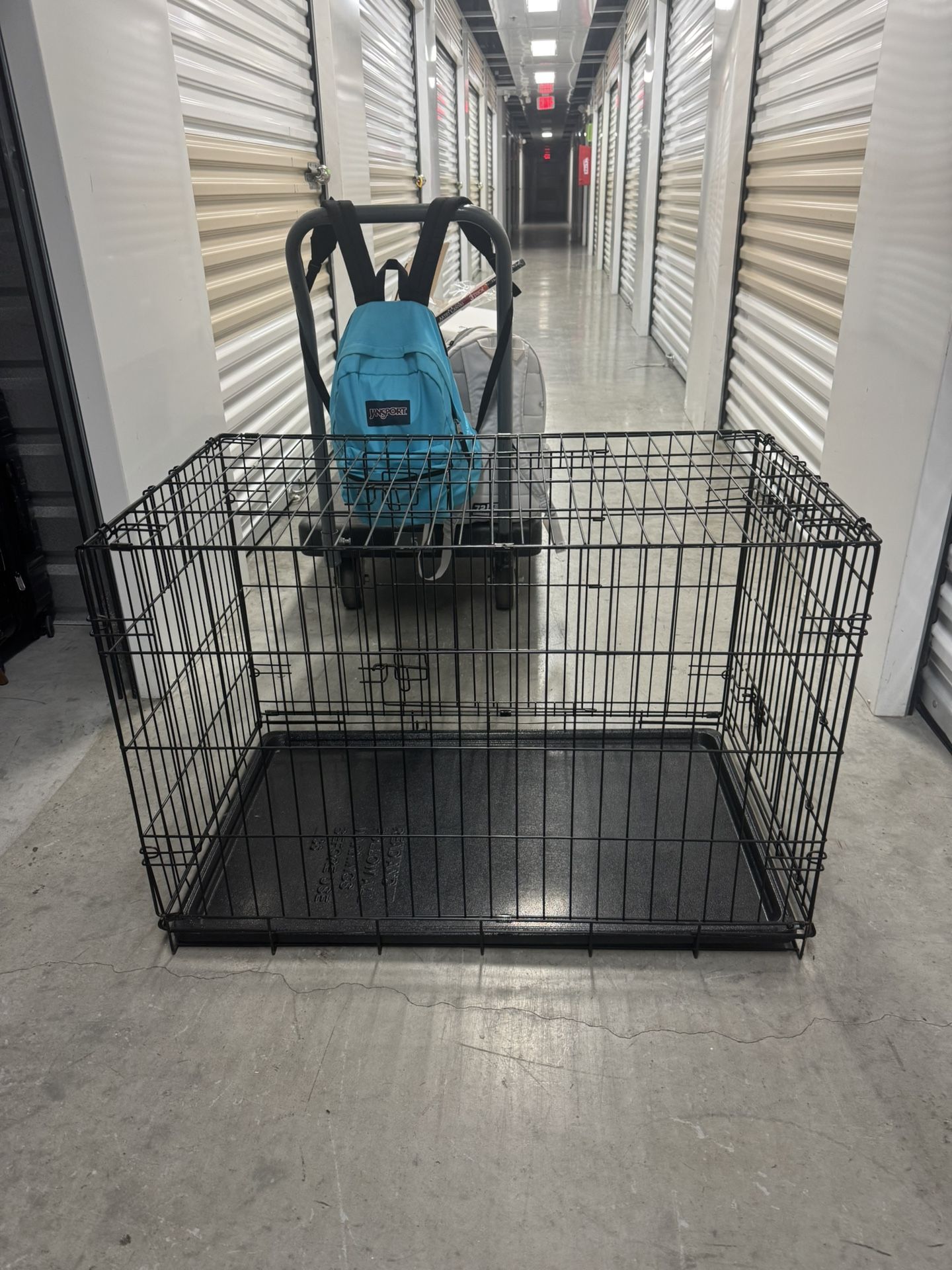 Sturdy metal dog crate in great condition 🐾