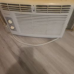  Frigidaire Air Conditioner For Sale....
