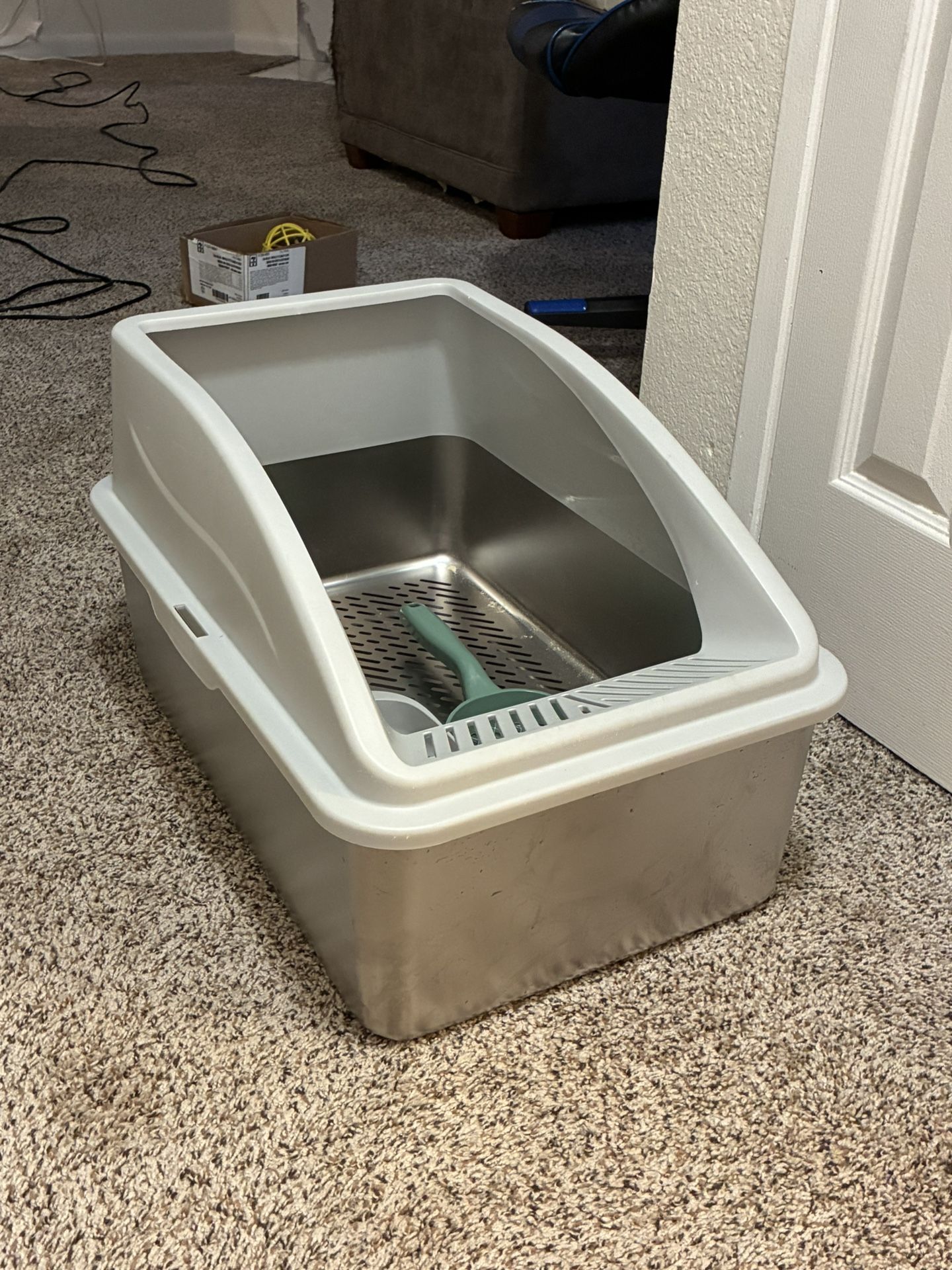 Litter Box W/ Two Scoops