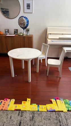 Pottery Barn white round kids table